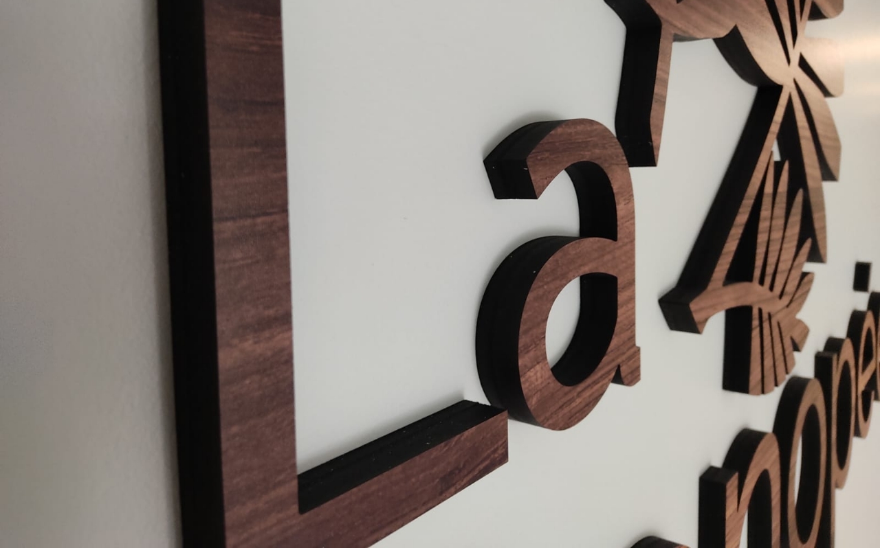 Enseigne murale en 3D, stickers et vitrophanie pour usages professionnels – Expert en imprimerie/flocage à Valence - Graffi4