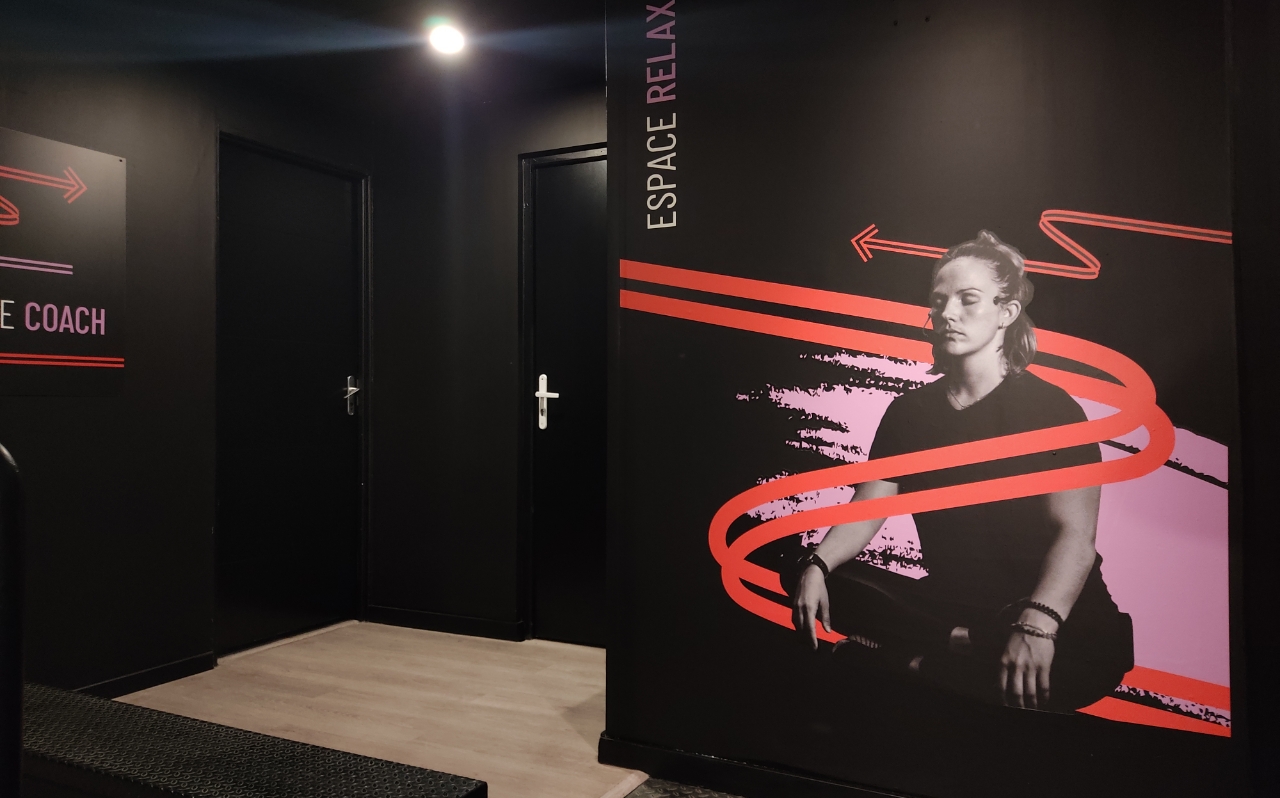 Conception d’enseigne murale – Impressions, signalétiques, adhésifs, flocages, et fabrication d’enseignes à Valence – La solution Graffi4