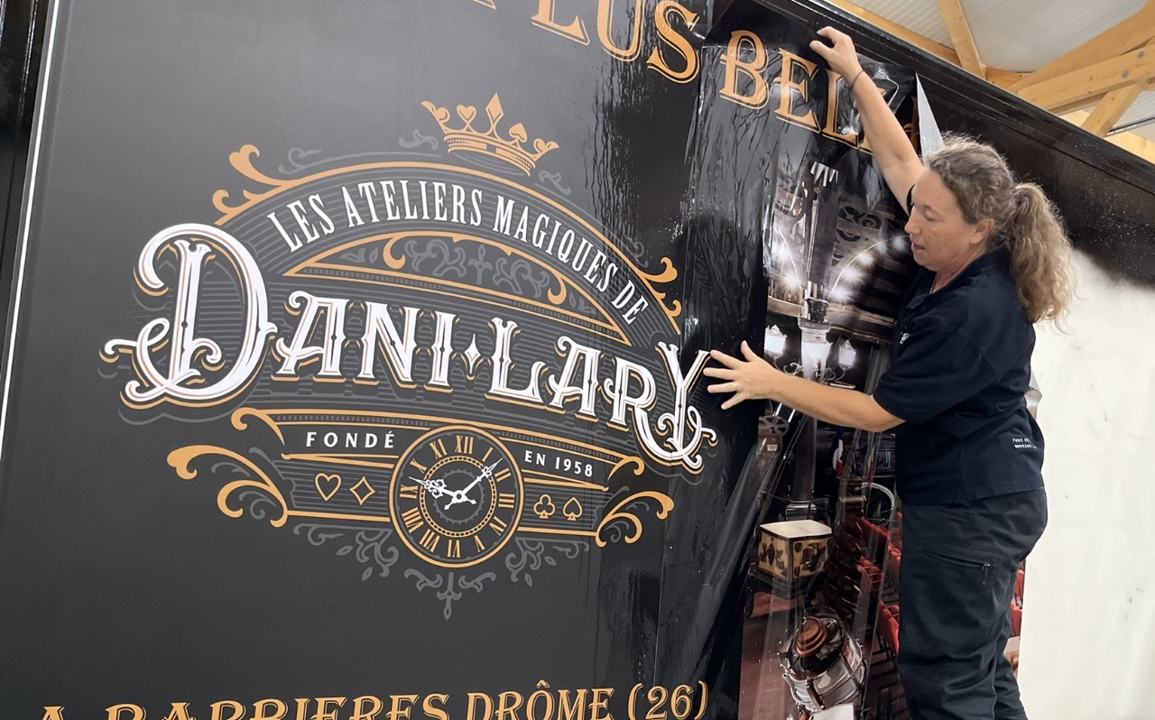 Conception d’enseigne murale – Impressions, signalétiques, adhésifs, flocages, et fabrication d’enseignes à Valence – La solution Graffi4