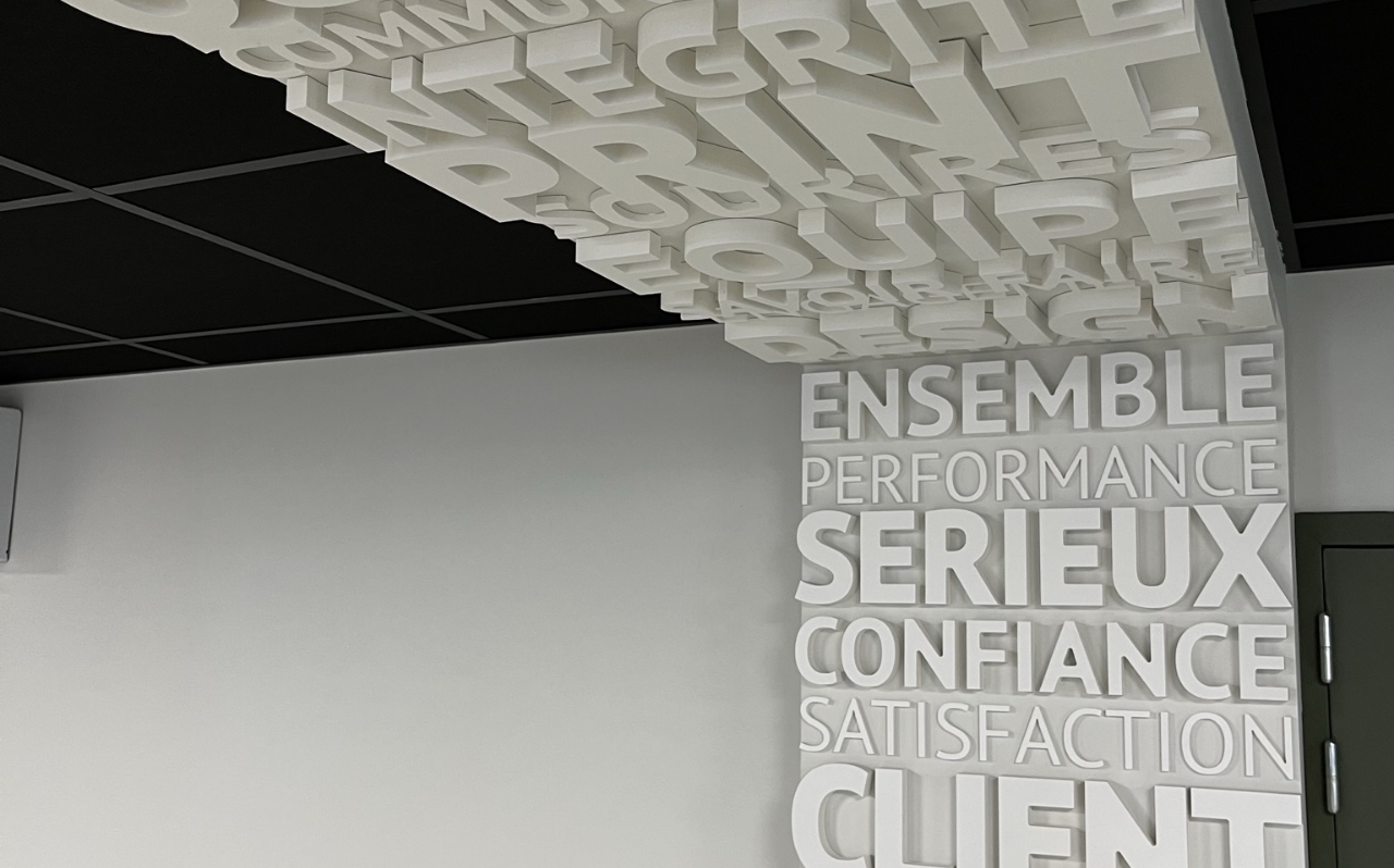 Enseigne murale en 3D, vitrophanie pour usages professionnels – Expert en imprimerie/flocage à Valence - Graffi4