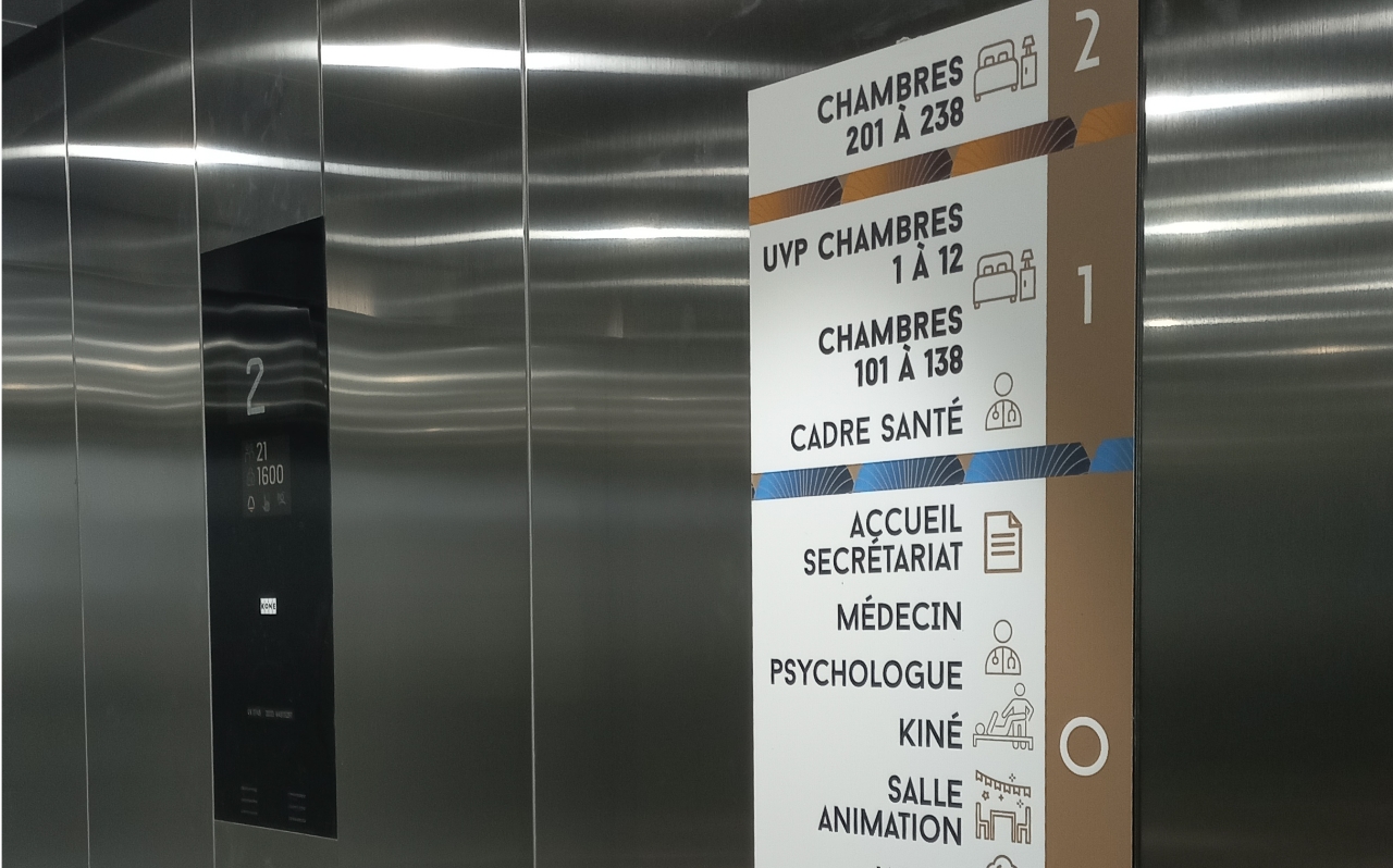 Conception de supports directionnels et informatifs pour hôtel – Expert en signalétique et enseignes en Drôme - Graffi4