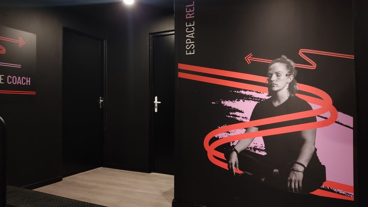 Conception d’enseigne murale – Impressions, signalétiques, adhésifs, flocages, et fabrication d’enseignes à Valence – La solution Graffi4