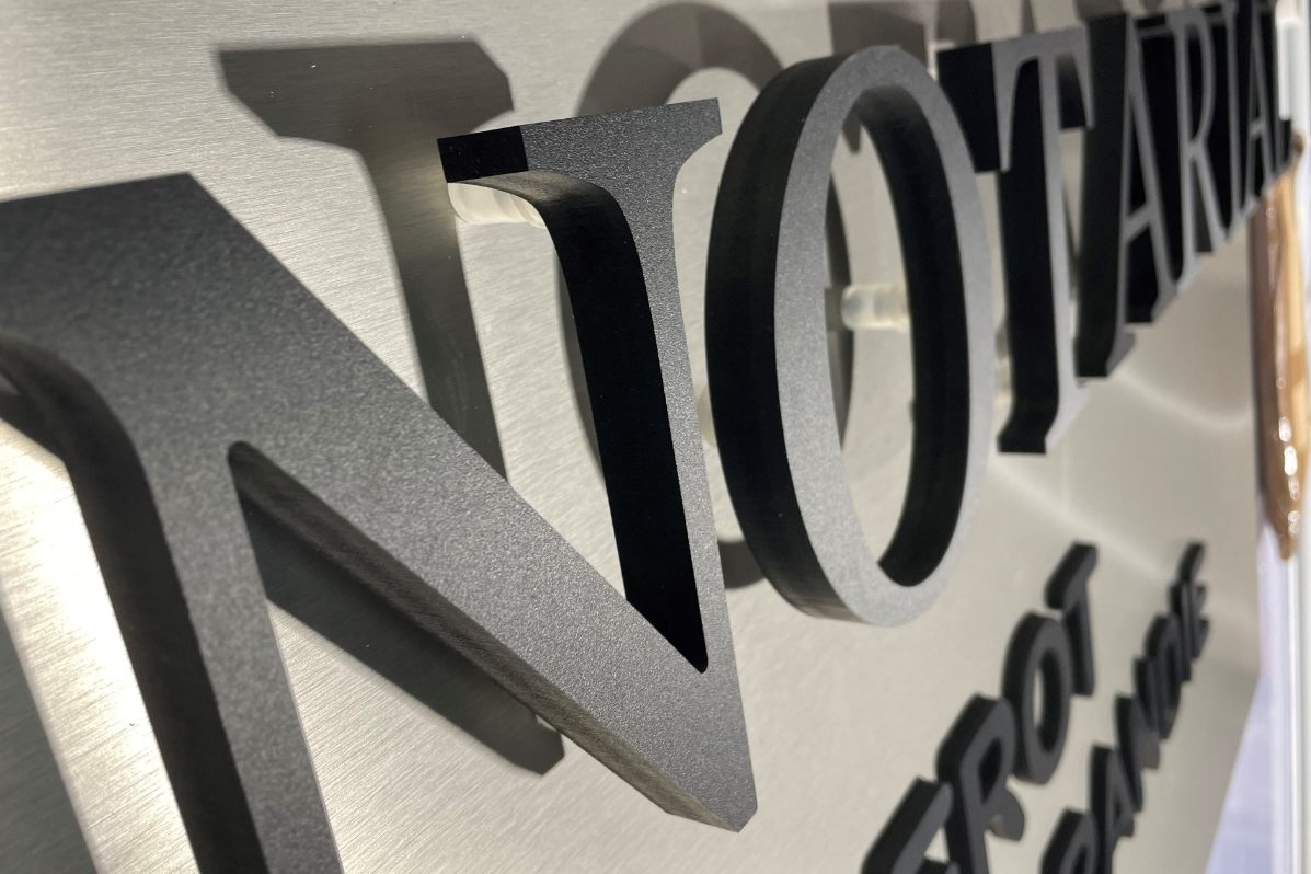 Enseigne murale en 3D, stickers et vitrophanie pour usages professionnels – Expert en imprimerie/flocage à Valence - Graffi4